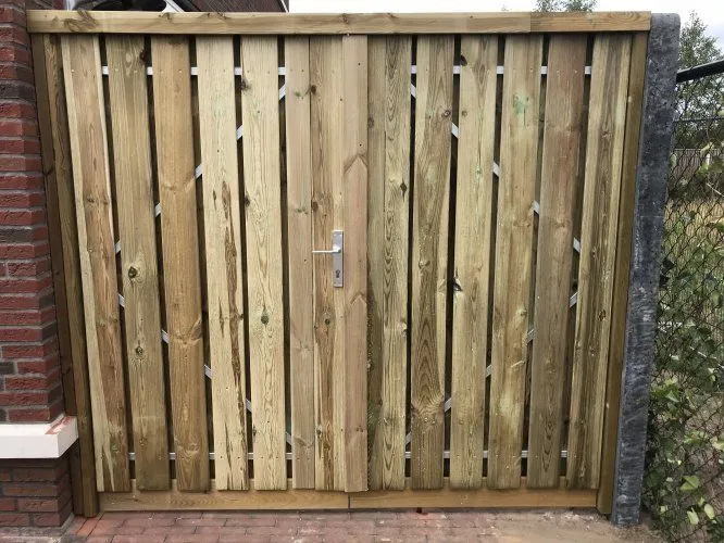 Houten schutting op maat geplaatst in een tuin in regio Eindhoven